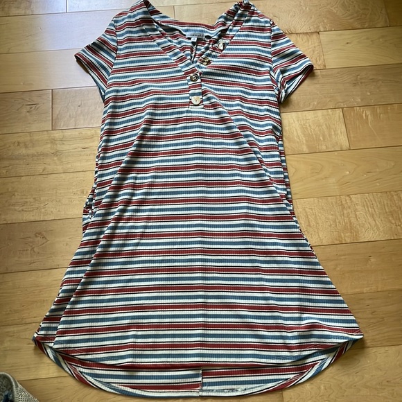 Women’s striped flowy dress. From a local boutique. Has pockets - Picture 1 of 3